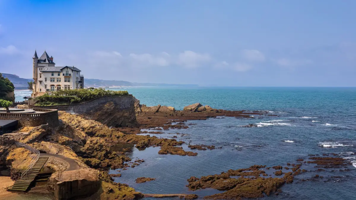 Villa du littoral basque entourée de végétation