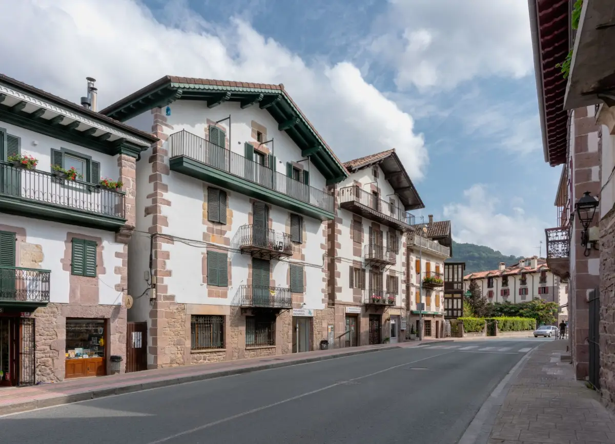 Façades traditionnelles basques aux volets colorés