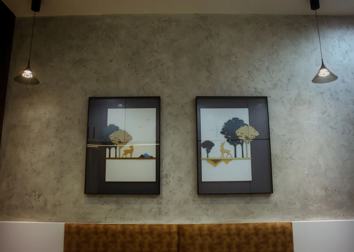 Mur intérieur orné d’un décor peint aux tons chauds
