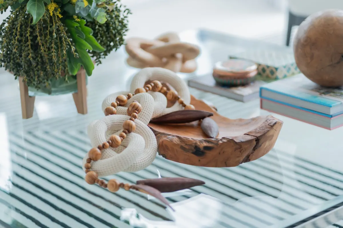 Séjour mis en scène avec des teintes claires et un mobilier épuré