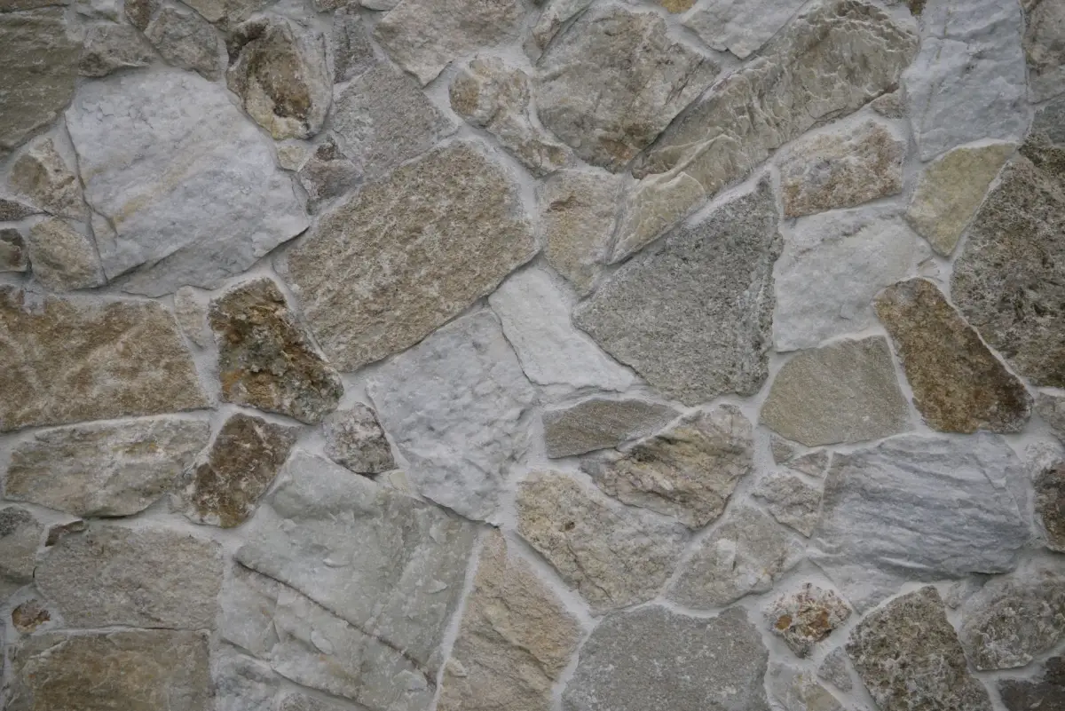 Mur intérieur traité en imitation de pierre avec ses joints marqués
