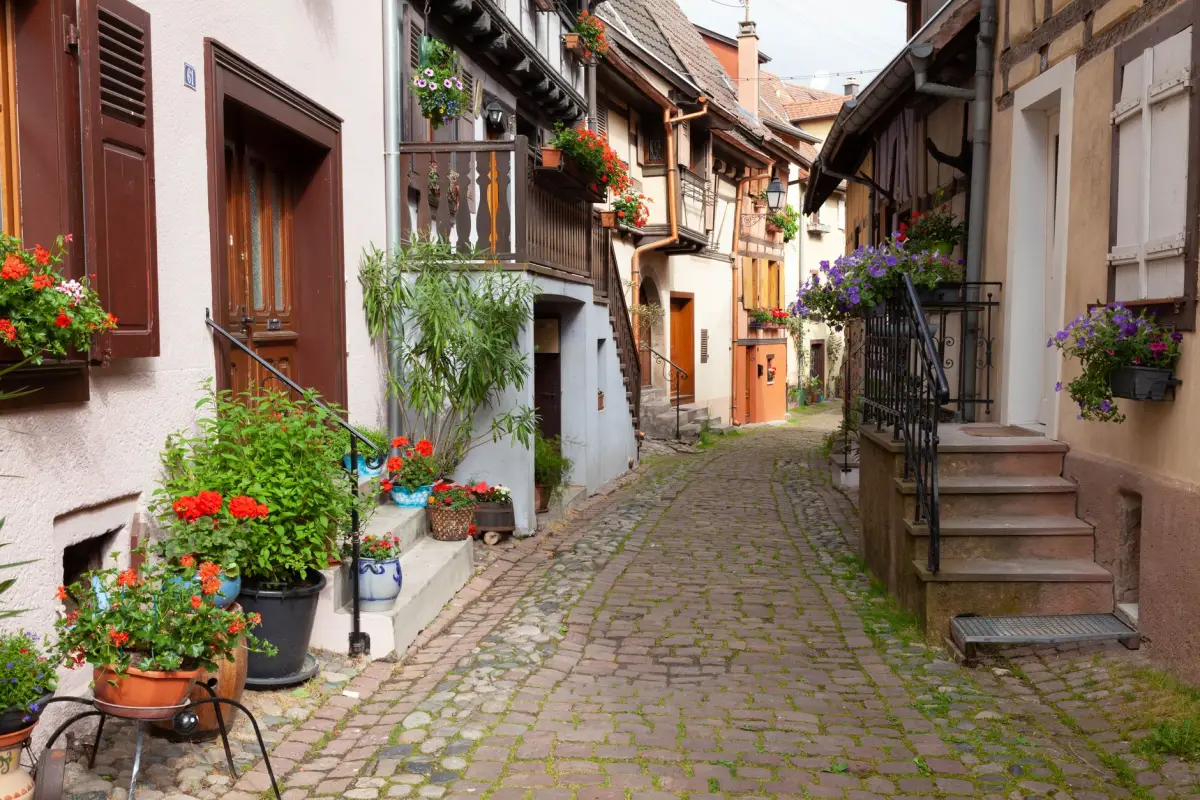 Rue ancienne d’un village avec ses façades de pierre et ses arcades