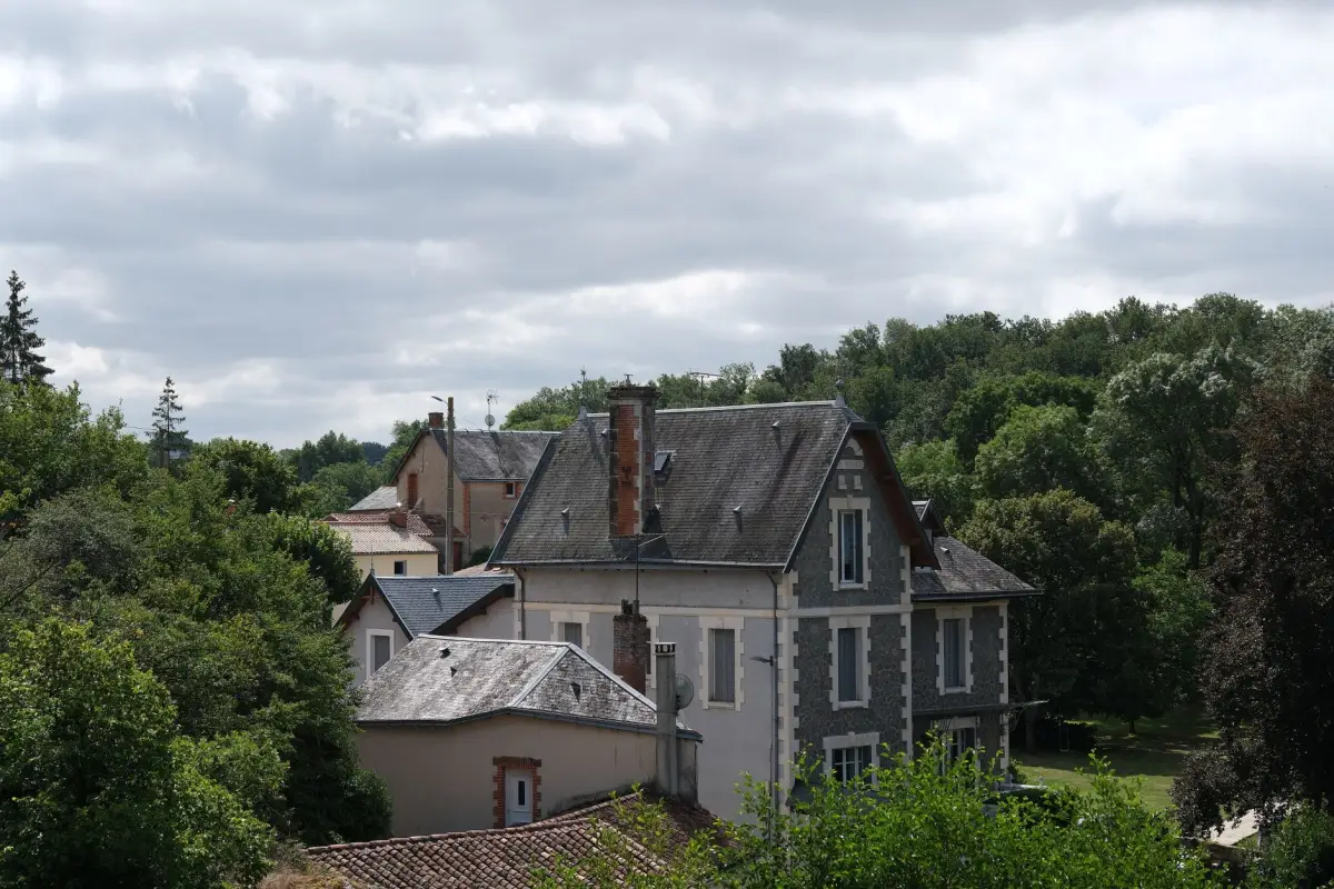 Maison ancienne de campagne béarnaise avec ses murs enduits