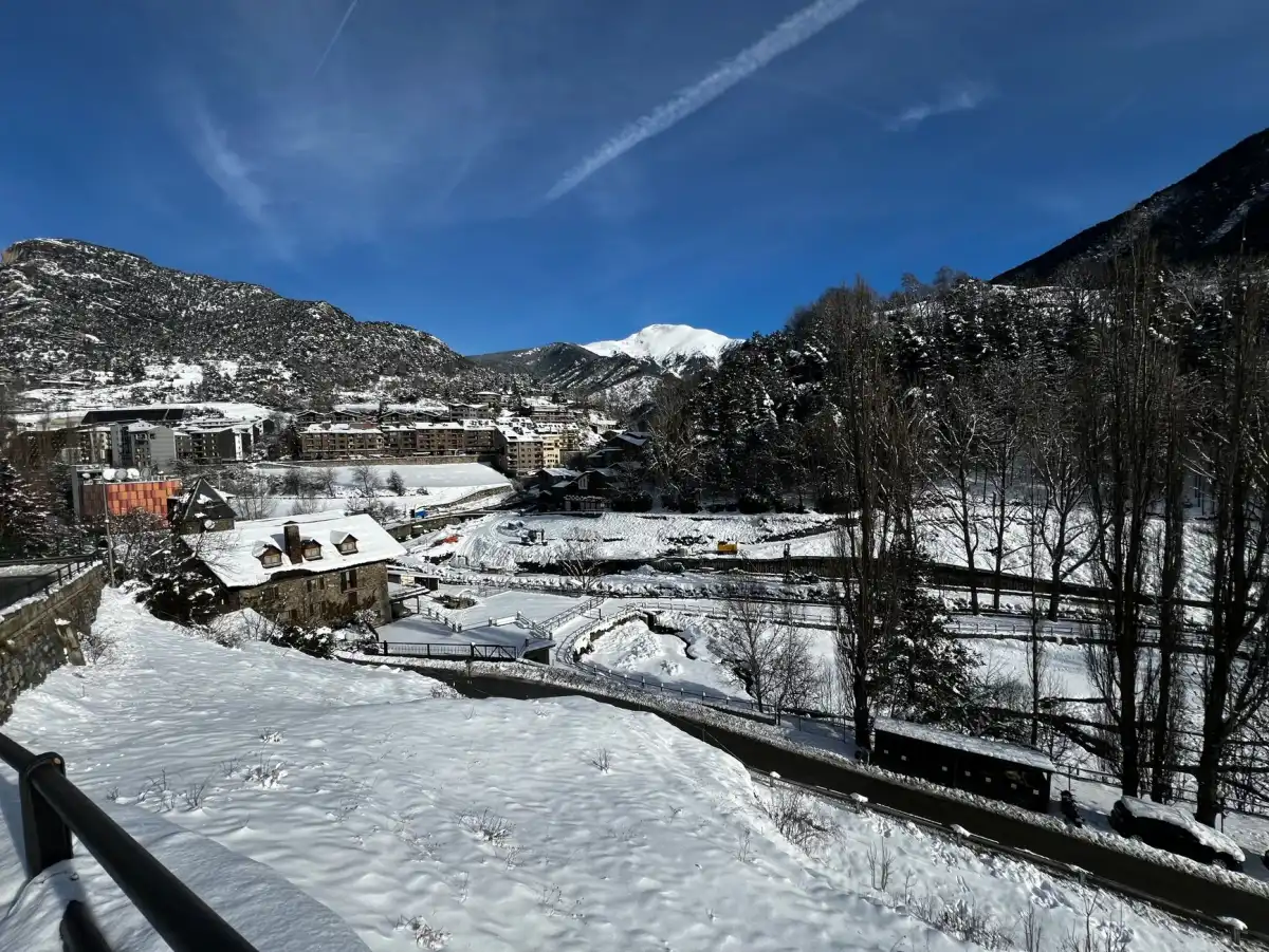 Vue d’une ville au pied des Pyrénées sous une lumière claire