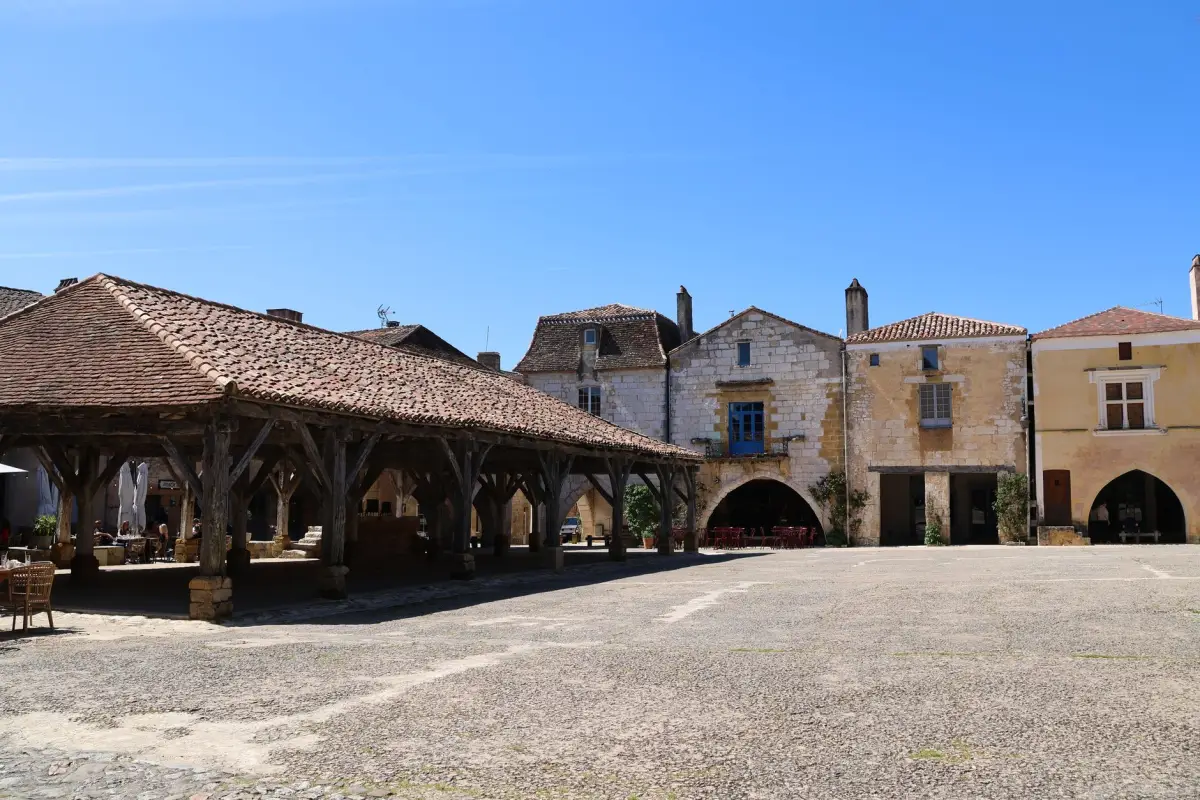 Place d’une ville du Sud-Ouest avec ses façades anciennes